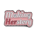 Spilla in smalto rosa Making Herstory con accenti rossi e dettaglio a cuore - Slogan Making Herstory