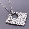 Dettaglio della collana in acciaio inossidabile argento con ciondolo quadrato strutturato - Collana con Ciondolo Color Acciaio Inossidabile / Collana d'Argento
