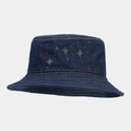 Dettaglio di motivi a stella con strass scintillanti su un cappello a secchiello in denim - M (56-58cm) / Blu scuro