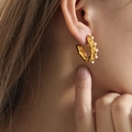 Boucles d'oreilles élégantes en C en acier titane doré avec perles et texture martelée - F1227 Boucles d'oreilles perles texture martelée / Doré