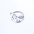 Colgante de acero inoxidable con diseños calados de sol, luna y estrellas en color plata - Color Acero