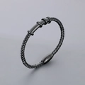 Bracciale minimalista in pelle intrecciata nera con dettagli argento e chiusura magnetica - Nero (KB180734-JR)