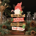 Détail d'un panneau de Noël en bois avec gnome et texture rustique de haute qualité - Style Père Noël sans visage