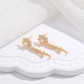 Exquisite goldene S925 Silber Ohrringe mit Zirkon, präsentiert auf einem weißen Tablett - Stil A / Gold