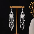 Dettaglio di orecchini a nappa in argento con incisioni floreali su sfondo nero - Nappa Fiore Intagliato (E6822) / Argento