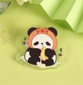 Simpatica spilla a forma di panda in acrilico con divertente testo cinese su sfondo verde - Panda senza ansia