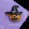 Vista macro del ciondolo a zucca di Halloween in resina con dettagli su misure e peso - Zucca con Cappello Nero - Arancione Scuro