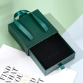 Dark green drawer jewelry gift box with a silk handle and textured outer surface - 9x9x3.5cm / Green