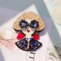 Spilla alla moda in acrilico ragazza cartoon con capelli biondi e occhiali leopardati - Leopardo Blu