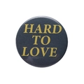 Badge chat en fer-blanc avec texture denim bleu foncé et texte Hard to Love - Texture tissu bleu HARD TO LOVE (XZ8119)