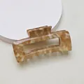 Détail d'une pince à cheveux rectangulaire écaille de tortue au design minimaliste évidé - Carré 10.5cm / Ambre/Marron