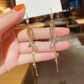 Elegante vergoldete geometrische Quastenohrringe mit funkelndem Zirkonia-Besatz - Verflochtener Oberfläche Quastenstil (SC-870) / Gold