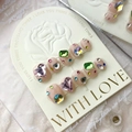 Uñas postizas románticas hechas a mano en rosa nude con cristales de corazón lavanda - Estilo Redondo Corto (647) / Grande (L)