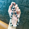 Élégant bijou de téléphone en perles noires et blanches avec boules en strass brillants. - Noir