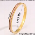 Macro detail van gouden roestvrijstalen armband met roze kristallen en afmetingen - Roze Strass Goud Armring