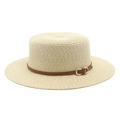 Chapeau de paille crème classique à bord plat avec ruban en cuir brun et boucle - M (56-58cm) / Beige