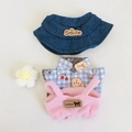 Blauer Denim-Hut mit Bären-Shirt und rosa Plüschweste für 17cm Puppen - Blauer Hut, Blaues Karohemd, Einteiler & Blume 4-teiliges Set / Passend für 17cm Puppen