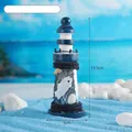 Blauw-witte 13,5 cm houten vuurtoren decoratie met vis, schelp en net in nautische stijl - Vuurtoren Ornament-Vis (7311A-04)
