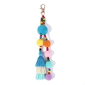 Dettaglio portachiavi boho con pompon colorati, perline di legno e nappe a strati - Blu Misto