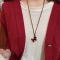 Vue détaillée du pendentif cheval à bascule rouge avec zircons sur cordon noir - 50# Collier-Marron-Cordon en cuir de cheval rouge