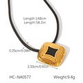 Dettaglio del ciondolo in acciaio inossidabile 18K smaltato nero su cordino intrecciato - Collana con Ciondolo Quadrato (HC-N40577)