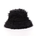 Vista detallada de la textura de piel sintética negra en un gorro de invierno tipo bucket - M (56-58cm) / Negro