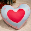 Cuscino di peluche a cuore blu con puntini rosa e centro rosso su tappeto bianco - Doppio cuore intrecciato d'oro / 40CM