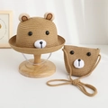 Dettaglio cappello da sole in paglia e borsa a tracolla con orecchie d'orso carine - Set cappello e borsa / Marrone