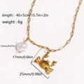 Collana in acciaio dorato con ciondolo a forma di granchio e perla da 12 mm su sfondo bianco - Granchio