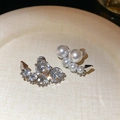 Dettaglio di orecchini asimmetrici a corno in argento con perle e cristalli scintillanti - Combinazione Arco con Perla e Cono (1# Perno in Argento-Argento)
