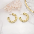 Detalle de pendientes en forma de C chapados en oro con una textura metálica retorcida - Estilo Torsado 3D en C (ZYN-DME077G)