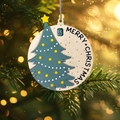 Dettaglio del calendario dell'Avvento in legno appeso a un ramo di albero di Natale - Conto alla rovescia scorrevole dell'albero di Natale