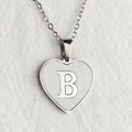 Hartvormige titanium ketting met schelpinleg en zwarte letter B hanger bedel - Letter B / Zilver