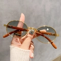 Gafas de sol ovaladas retro con montura dorada, patillas de madera y lentes grises - Marco Ovalado (C1) / Degradado Verde