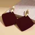 Dettaglio orecchini quadrati in acetato rosso vino con elementi geometrici dorati - Rosso