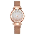 Dettaglio dell'orologio da donna in oro rosa con cinturino magnetico e quadrante glitter - Solo orologio / Oro rosa