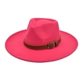 Détail du chapeau fedora rose rouge avec bande en cuir marron et boucle en métal argenté - M (56-58cm) / Rose rouge