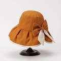 Dettaglio del cappello da sole arancione con trama verticale e grande fiocco con nastri - M(56-58cm) / Arancione