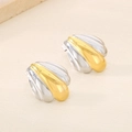 Détail macro de boucles d'oreilles mixtes en métal avec design en éventail bicolore poli - Éventail Profilé Coquille Bicolore (KE114286-KFC)