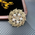 Broche vintage dorée en spirale ornée de perles blanches et de cristaux étincelants - BZ035 Fleur Radiale en Spirale