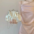 Détail d'un sac à main plissé blanc avec fermoir en métal et texture satinée - Blanc Nacré