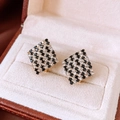 Détail de boucles d'oreilles carrées géométriques en damier avec placage d'or - Style Damier Doré avec Tige en Argent