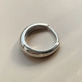 Orecchino a cerchio minimalista in argento lucido con chiusura a scatto sicura e raffinata - 16mm Paio / Argento
