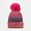 Détails de la maille du bonnet dégradé avec un grand pompon en fausse fourrure - Taille unique / Dégradé Rose Rouge et Violet