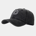Detail van de gewassen katoenen baseballpet met geborduurd lachend gezicht op antraciet - Verstelbaar / Zwart