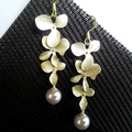 Boucles d'oreilles fleurs dorées avec pétales brossés mats et perle pendante gris-violet - Boucles d'Oreilles Plaquées Or avec Perle