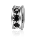 Macro-opname van verzilverde afstandskraal met zwarte zirkonia voor DIY-sieraden maken - Platina Basis Zwarte Zirkon