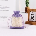 Sacchetto viola in lino e mesh con coulisse, riempito di perle bianche per gioielli - 10*14cm / Viola Chiaro