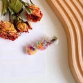 Chic acetate hair clip featuring colorful marble-patterned cat charms on a wooden tray - 6.3cm / Multicolor