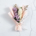 Dettaglio di bouquet di fiori secchi viola e bianchi con un tag messaggio di felicità - Nontiscordardimé Viola/Bianco - Confezione Rosa